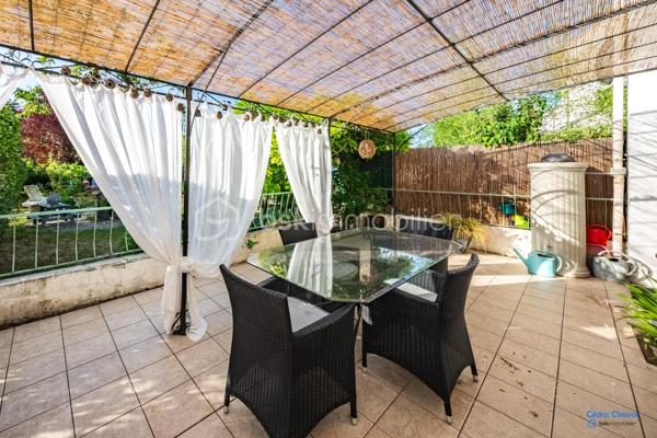 A saint Apollinaire, Charmante maison accolée de 102 m², idéalement située dans un quartier paisible, offrant une qualité de vie exceptionnelle. Ce bien à étage offre un espace de vie parfait pour une famille en quête de confort et de proximité urbaine. 

La maison se compose d'une cuisine aménagée et équipée, un salon séjour avec accès direct sur la terrasse et le jardin. A l'étage, 4 chambres généreuses et salle de bain. Au deuxième étage, une pièce à finir d'aménagée selon vos envies. Un garage et une cave complète se bien. 

Venez découvrir ce bien parfaitement entretenu et au gout du jour.