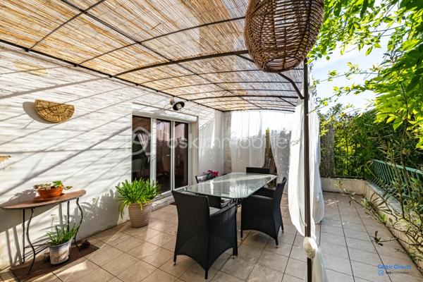A saint Apollinaire, Charmante maison accolée de 102 m², idéalement située dans un quartier paisible, offrant une qualité de vie exceptionnelle. Ce bien à étage offre un espace de vie parfait pour une famille en quête de confort et de proximité urbaine. 

La maison se compose d'une cuisine aménagée et équipée, un salon séjour avec accès direct sur la terrasse et le jardin. A l'étage, 4 chambres généreuses et salle de bain. Au deuxième étage, une pièce à finir d'aménagée selon vos envies. Un garage et une cave complète se bien. 

Venez découvrir ce bien parfaitement entretenu et au gout du jour.