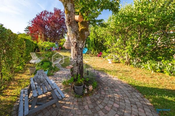 A saint Apollinaire, Charmante maison accolée de 102 m², idéalement située dans un quartier paisible, offrant une qualité de vie exceptionnelle. Ce bien à étage offre un espace de vie parfait pour une famille en quête de confort et de proximité urbaine. 

La maison se compose d'une cuisine aménagée et équipée, un salon séjour avec accès direct sur la terrasse et le jardin. A l'étage, 4 chambres généreuses et salle de bain. Au deuxième étage, une pièce à finir d'aménagée selon vos envies. Un garage et une cave complète se bien. 

Venez découvrir ce bien parfaitement entretenu et au gout du jour.
