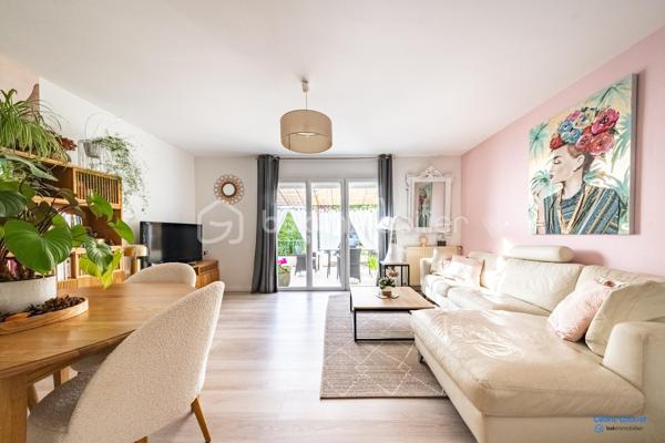 A saint Apollinaire, Charmante maison accolée de 102 m², idéalement située dans un quartier paisible, offrant une qualité de vie exceptionnelle. Ce bien à étage offre un espace de vie parfait pour une famille en quête de confort et de proximité urbaine. 

La maison se compose d'une cuisine aménagée et équipée, un salon séjour avec accès direct sur la terrasse et le jardin. A l'étage, 4 chambres généreuses et salle de bain. Au deuxième étage, une pièce à finir d'aménagée selon vos envies. Un garage et une cave complète se bien. 

Venez découvrir ce bien parfaitement entretenu et au gout du jour.