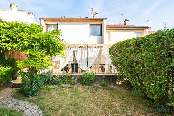 A saint Apollinaire, Charmante maison accolée de 102 m², idéalement située dans un quartier paisible, offrant une qualité de vie exceptionnelle. Ce bien à étage offre un espace de vie parfait pour une famille en quête de confort et de proximité urbaine. 

La maison se compose d'une cuisine aménagée et équipée, un salon séjour avec accès direct sur la terrasse et le jardin. A l'étage, 4 chambres généreuses et salle de bain. Au deuxième étage, une pièce à finir d'aménagée selon vos envies. Un garage et une cave complète se bien. 

Venez découvrir ce bien parfaitement entretenu et au gout du jour.
