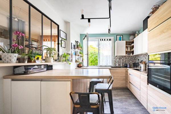 A saint Apollinaire, Charmante maison accolée de 102 m², idéalement située dans un quartier paisible, offrant une qualité de vie exceptionnelle. Ce bien à étage offre un espace de vie parfait pour une famille en quête de confort et de proximité urbaine. 

La maison se compose d'une cuisine aménagée et équipée, un salon séjour avec accès direct sur la terrasse et le jardin. A l'étage, 4 chambres généreuses et salle de bain. Au deuxième étage, une pièce à finir d'aménagée selon vos envies. Un garage et une cave complète se bien. 

Venez découvrir ce bien parfaitement entretenu et au gout du jour.