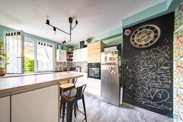 A saint Apollinaire, Charmante maison accolée de 102 m², idéalement située dans un quartier paisible, offrant une qualité de vie exceptionnelle. Ce bien à étage offre un espace de vie parfait pour une famille en quête de confort et de proximité urbaine. 

La maison se compose d'une cuisine aménagée et équipée, un salon séjour avec accès direct sur la terrasse et le jardin. A l'étage, 4 chambres généreuses et salle de bain. Au deuxième étage, une pièce à finir d'aménagée selon vos envies. Un garage et une cave complète se bien. 

Venez découvrir ce bien parfaitement entretenu et au gout du jour.