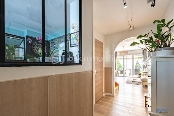 A saint Apollinaire, Charmante maison accolée de 102 m², idéalement située dans un quartier paisible, offrant une qualité de vie exceptionnelle. Ce bien à étage offre un espace de vie parfait pour une famille en quête de confort et de proximité urbaine. 

La maison se compose d'une cuisine aménagée et équipée, un salon séjour avec accès direct sur la terrasse et le jardin. A l'étage, 4 chambres généreuses et salle de bain. Au deuxième étage, une pièce à finir d'aménagée selon vos envies. Un garage et une cave complète se bien. 

Venez découvrir ce bien parfaitement entretenu et au gout du jour.