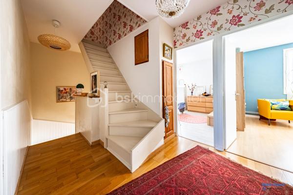 A saint Apollinaire, Charmante maison accolée de 102 m², idéalement située dans un quartier paisible, offrant une qualité de vie exceptionnelle. Ce bien à étage offre un espace de vie parfait pour une famille en quête de confort et de proximité urbaine. 

La maison se compose d'une cuisine aménagée et équipée, un salon séjour avec accès direct sur la terrasse et le jardin. A l'étage, 4 chambres généreuses et salle de bain. Au deuxième étage, une pièce à finir d'aménagée selon vos envies. Un garage et une cave complète se bien. 

Venez découvrir ce bien parfaitement entretenu et au gout du jour.