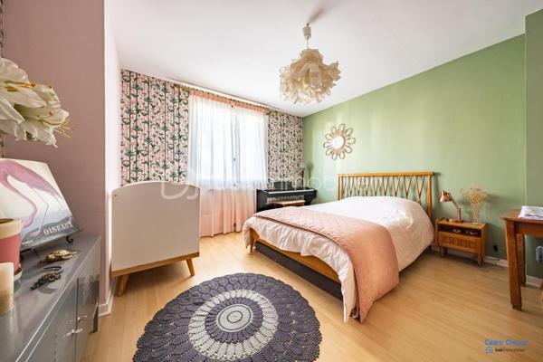 A saint Apollinaire, Charmante maison accolée de 102 m², idéalement située dans un quartier paisible, offrant une qualité de vie exceptionnelle. Ce bien à étage offre un espace de vie parfait pour une famille en quête de confort et de proximité urbaine. 

La maison se compose d'une cuisine aménagée et équipée, un salon séjour avec accès direct sur la terrasse et le jardin. A l'étage, 4 chambres généreuses et salle de bain. Au deuxième étage, une pièce à finir d'aménagée selon vos envies. Un garage et une cave complète se bien. 

Venez découvrir ce bien parfaitement entretenu et au gout du jour.