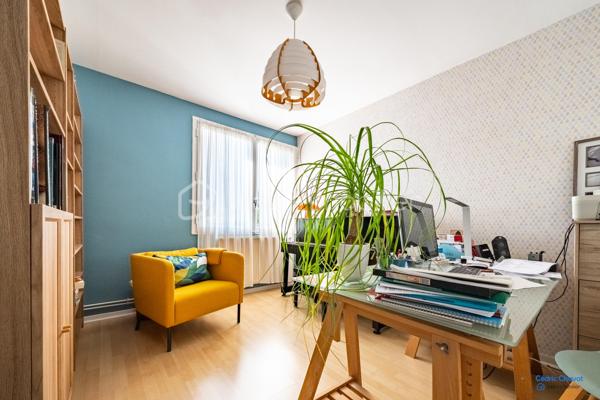 A saint Apollinaire, Charmante maison accolée de 102 m², idéalement située dans un quartier paisible, offrant une qualité de vie exceptionnelle. Ce bien à étage offre un espace de vie parfait pour une famille en quête de confort et de proximité urbaine. 

La maison se compose d'une cuisine aménagée et équipée, un salon séjour avec accès direct sur la terrasse et le jardin. A l'étage, 4 chambres généreuses et salle de bain. Au deuxième étage, une pièce à finir d'aménagée selon vos envies. Un garage et une cave complète se bien. 

Venez découvrir ce bien parfaitement entretenu et au gout du jour.