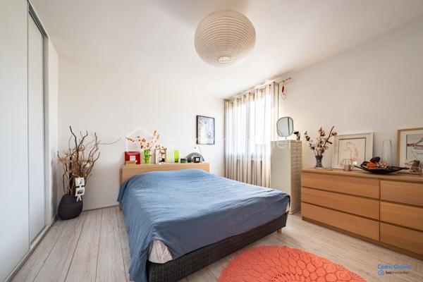 A saint Apollinaire, Charmante maison accolée de 102 m², idéalement située dans un quartier paisible, offrant une qualité de vie exceptionnelle. Ce bien à étage offre un espace de vie parfait pour une famille en quête de confort et de proximité urbaine. 

La maison se compose d'une cuisine aménagée et équipée, un salon séjour avec accès direct sur la terrasse et le jardin. A l'étage, 4 chambres généreuses et salle de bain. Au deuxième étage, une pièce à finir d'aménagée selon vos envies. Un garage et une cave complète se bien. 

Venez découvrir ce bien parfaitement entretenu et au gout du jour.
