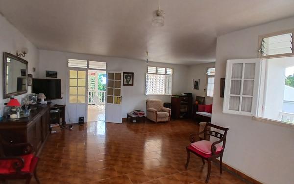 Maison à vendre    6 pièces •  Le Gosier