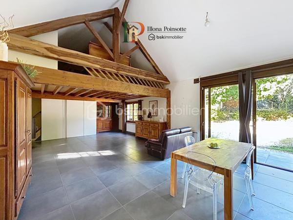À seulement 5 minutes de Vermenton, découvrez cette maison d’environ 63 m² habitables qui ne ressemble pas aux autres, dans un cadre qui invite à ralentir et à se ressourcer grâce à une sensation de vie en pleine forêt, avec une atmosphère paisible et hors du temps.

La maison se compose d’une belle pièce de vie avec coin cuisine aménagée et espace salle d’eau avec WC, ainsi que d’une mezzanine d’environ 26 m² au sol. Elle dispose de trois vérandas, dont deux chauffées d’environ 15 m², qui offrent des espaces de vie supplémentaires permettant de profiter pleinement de cet environnement exceptionnel quelle que soit la saison.

À l’extérieur, le terrain d’environ 2 950 m², entièrement clos et largement arboré, prolonge cette impression de déconnexion et de tranquillité. La propriété dispose également de plusieurs cabanons/abris, offrant différentes possibilités selon les projets.

La maison est équipée de chauffages électriques avec la possibilité d’installer un poêle à bois pour chauffer l’ensemble du logement. Les menuiseries sont en bois double vitrage. L’assainissement est individuel. 

Un bien qui s’adresse à ceux qui recherchent un lieu différent, une résidence secondaire atypique, un pied-à-terre au vert ou encore un projet de location saisonnière.