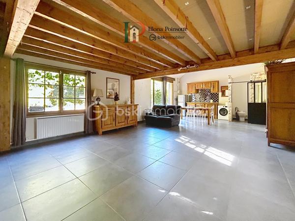 À seulement 5 minutes de Vermenton, découvrez cette maison d’environ 63 m² habitables qui ne ressemble pas aux autres, dans un cadre qui invite à ralentir et à se ressourcer grâce à une sensation de vie en pleine forêt, avec une atmosphère paisible et hors du temps.

La maison se compose d’une belle pièce de vie avec coin cuisine aménagée et espace salle d’eau avec WC, ainsi que d’une mezzanine d’environ 26 m² au sol. Elle dispose de trois vérandas, dont deux chauffées d’environ 15 m², qui offrent des espaces de vie supplémentaires permettant de profiter pleinement de cet environnement exceptionnel quelle que soit la saison.

À l’extérieur, le terrain d’environ 2 950 m², entièrement clos et largement arboré, prolonge cette impression de déconnexion et de tranquillité. La propriété dispose également de plusieurs cabanons/abris, offrant différentes possibilités selon les projets.

La maison est équipée de chauffages électriques avec la possibilité d’installer un poêle à bois pour chauffer l’ensemble du logement. Les menuiseries sont en bois double vitrage. L’assainissement est individuel. 

Un bien qui s’adresse à ceux qui recherchent un lieu différent, une résidence secondaire atypique, un pied-à-terre au vert ou encore un projet de location saisonnière.
