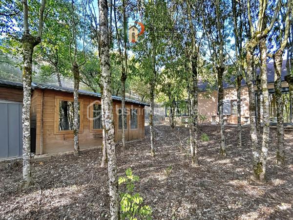 À seulement 5 minutes de Vermenton, découvrez cette maison d’environ 63 m² habitables qui ne ressemble pas aux autres, dans un cadre qui invite à ralentir et à se ressourcer grâce à une sensation de vie en pleine forêt, avec une atmosphère paisible et hors du temps.

La maison se compose d’une belle pièce de vie avec coin cuisine aménagée et espace salle d’eau avec WC, ainsi que d’une mezzanine d’environ 26 m² au sol. Elle dispose de trois vérandas, dont deux chauffées d’environ 15 m², qui offrent des espaces de vie supplémentaires permettant de profiter pleinement de cet environnement exceptionnel quelle que soit la saison.

À l’extérieur, le terrain d’environ 2 950 m², entièrement clos et largement arboré, prolonge cette impression de déconnexion et de tranquillité. La propriété dispose également de plusieurs cabanons/abris, offrant différentes possibilités selon les projets.

La maison est équipée de chauffages électriques avec la possibilité d’installer un poêle à bois pour chauffer l’ensemble du logement. Les menuiseries sont en bois double vitrage. L’assainissement est individuel. 

Un bien qui s’adresse à ceux qui recherchent un lieu différent, une résidence secondaire atypique, un pied-à-terre au vert ou encore un projet de location saisonnière.