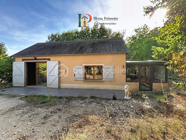 À seulement 5 minutes de Vermenton, découvrez cette maison d’environ 63 m² habitables qui ne ressemble pas aux autres, dans un cadre qui invite à ralentir et à se ressourcer grâce à une sensation de vie en pleine forêt, avec une atmosphère paisible et hors du temps.

La maison se compose d’une belle pièce de vie avec coin cuisine aménagée et espace salle d’eau avec WC, ainsi que d’une mezzanine d’environ 26 m² au sol. Elle dispose de trois vérandas, dont deux chauffées d’environ 15 m², qui offrent des espaces de vie supplémentaires permettant de profiter pleinement de cet environnement exceptionnel quelle que soit la saison.

À l’extérieur, le terrain d’environ 2 950 m², entièrement clos et largement arboré, prolonge cette impression de déconnexion et de tranquillité. La propriété dispose également de plusieurs cabanons/abris, offrant différentes possibilités selon les projets.

La maison est équipée de chauffages électriques avec la possibilité d’installer un poêle à bois pour chauffer l’ensemble du logement. Les menuiseries sont en bois double vitrage. L’assainissement est individuel. 

Un bien qui s’adresse à ceux qui recherchent un lieu différent, une résidence secondaire atypique, un pied-à-terre au vert ou encore un projet de location saisonnière.