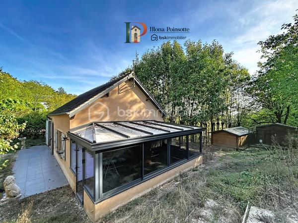 À seulement 5 minutes de Vermenton, découvrez cette maison d’environ 63 m² habitables qui ne ressemble pas aux autres, dans un cadre qui invite à ralentir et à se ressourcer grâce à une sensation de vie en pleine forêt, avec une atmosphère paisible et hors du temps.

La maison se compose d’une belle pièce de vie avec coin cuisine aménagée et espace salle d’eau avec WC, ainsi que d’une mezzanine d’environ 26 m² au sol. Elle dispose de trois vérandas, dont deux chauffées d’environ 15 m², qui offrent des espaces de vie supplémentaires permettant de profiter pleinement de cet environnement exceptionnel quelle que soit la saison.

À l’extérieur, le terrain d’environ 2 950 m², entièrement clos et largement arboré, prolonge cette impression de déconnexion et de tranquillité. La propriété dispose également de plusieurs cabanons/abris, offrant différentes possibilités selon les projets.

La maison est équipée de chauffages électriques avec la possibilité d’installer un poêle à bois pour chauffer l’ensemble du logement. Les menuiseries sont en bois double vitrage. L’assainissement est individuel. 

Un bien qui s’adresse à ceux qui recherchent un lieu différent, une résidence secondaire atypique, un pied-à-terre au vert ou encore un projet de location saisonnière.