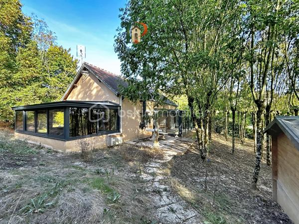 À seulement 5 minutes de Vermenton, découvrez cette maison d’environ 63 m² habitables qui ne ressemble pas aux autres, dans un cadre qui invite à ralentir et à se ressourcer grâce à une sensation de vie en pleine forêt, avec une atmosphère paisible et hors du temps.

La maison se compose d’une belle pièce de vie avec coin cuisine aménagée et espace salle d’eau avec WC, ainsi que d’une mezzanine d’environ 26 m² au sol. Elle dispose de trois vérandas, dont deux chauffées d’environ 15 m², qui offrent des espaces de vie supplémentaires permettant de profiter pleinement de cet environnement exceptionnel quelle que soit la saison.

À l’extérieur, le terrain d’environ 2 950 m², entièrement clos et largement arboré, prolonge cette impression de déconnexion et de tranquillité. La propriété dispose également de plusieurs cabanons/abris, offrant différentes possibilités selon les projets.

La maison est équipée de chauffages électriques avec la possibilité d’installer un poêle à bois pour chauffer l’ensemble du logement. Les menuiseries sont en bois double vitrage. L’assainissement est individuel. 

Un bien qui s’adresse à ceux qui recherchent un lieu différent, une résidence secondaire atypique, un pied-à-terre au vert ou encore un projet de location saisonnière.