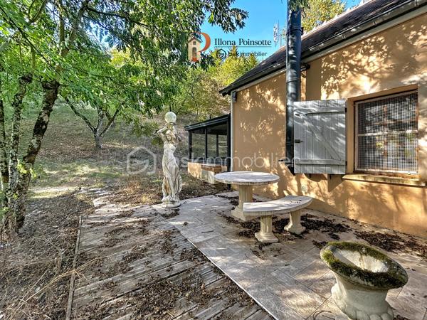 À seulement 5 minutes de Vermenton, découvrez cette maison d’environ 63 m² habitables qui ne ressemble pas aux autres, dans un cadre qui invite à ralentir et à se ressourcer grâce à une sensation de vie en pleine forêt, avec une atmosphère paisible et hors du temps.

La maison se compose d’une belle pièce de vie avec coin cuisine aménagée et espace salle d’eau avec WC, ainsi que d’une mezzanine d’environ 26 m² au sol. Elle dispose de trois vérandas, dont deux chauffées d’environ 15 m², qui offrent des espaces de vie supplémentaires permettant de profiter pleinement de cet environnement exceptionnel quelle que soit la saison.

À l’extérieur, le terrain d’environ 2 950 m², entièrement clos et largement arboré, prolonge cette impression de déconnexion et de tranquillité. La propriété dispose également de plusieurs cabanons/abris, offrant différentes possibilités selon les projets.

La maison est équipée de chauffages électriques avec la possibilité d’installer un poêle à bois pour chauffer l’ensemble du logement. Les menuiseries sont en bois double vitrage. L’assainissement est individuel. 

Un bien qui s’adresse à ceux qui recherchent un lieu différent, une résidence secondaire atypique, un pied-à-terre au vert ou encore un projet de location saisonnière.
