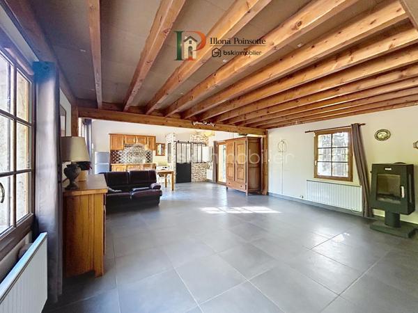 À seulement 5 minutes de Vermenton, découvrez cette maison d’environ 63 m² habitables qui ne ressemble pas aux autres, dans un cadre qui invite à ralentir et à se ressourcer grâce à une sensation de vie en pleine forêt, avec une atmosphère paisible et hors du temps.

La maison se compose d’une belle pièce de vie avec coin cuisine aménagée et espace salle d’eau avec WC, ainsi que d’une mezzanine d’environ 26 m² au sol. Elle dispose de trois vérandas, dont deux chauffées d’environ 15 m², qui offrent des espaces de vie supplémentaires permettant de profiter pleinement de cet environnement exceptionnel quelle que soit la saison.

À l’extérieur, le terrain d’environ 2 950 m², entièrement clos et largement arboré, prolonge cette impression de déconnexion et de tranquillité. La propriété dispose également de plusieurs cabanons/abris, offrant différentes possibilités selon les projets.

La maison est équipée de chauffages électriques avec la possibilité d’installer un poêle à bois pour chauffer l’ensemble du logement. Les menuiseries sont en bois double vitrage. L’assainissement est individuel. 

Un bien qui s’adresse à ceux qui recherchent un lieu différent, une résidence secondaire atypique, un pied-à-terre au vert ou encore un projet de location saisonnière.