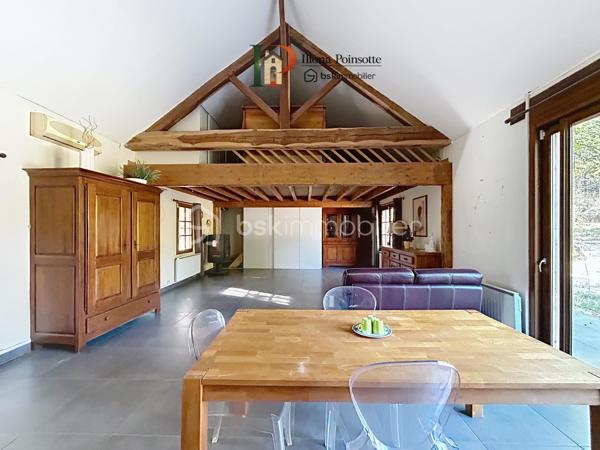 À seulement 5 minutes de Vermenton, découvrez cette maison d’environ 63 m² habitables qui ne ressemble pas aux autres, dans un cadre qui invite à ralentir et à se ressourcer grâce à une sensation de vie en pleine forêt, avec une atmosphère paisible et hors du temps.

La maison se compose d’une belle pièce de vie avec coin cuisine aménagée et espace salle d’eau avec WC, ainsi que d’une mezzanine d’environ 26 m² au sol. Elle dispose de trois vérandas, dont deux chauffées d’environ 15 m², qui offrent des espaces de vie supplémentaires permettant de profiter pleinement de cet environnement exceptionnel quelle que soit la saison.

À l’extérieur, le terrain d’environ 2 950 m², entièrement clos et largement arboré, prolonge cette impression de déconnexion et de tranquillité. La propriété dispose également de plusieurs cabanons/abris, offrant différentes possibilités selon les projets.

La maison est équipée de chauffages électriques avec la possibilité d’installer un poêle à bois pour chauffer l’ensemble du logement. Les menuiseries sont en bois double vitrage. L’assainissement est individuel. 

Un bien qui s’adresse à ceux qui recherchent un lieu différent, une résidence secondaire atypique, un pied-à-terre au vert ou encore un projet de location saisonnière.