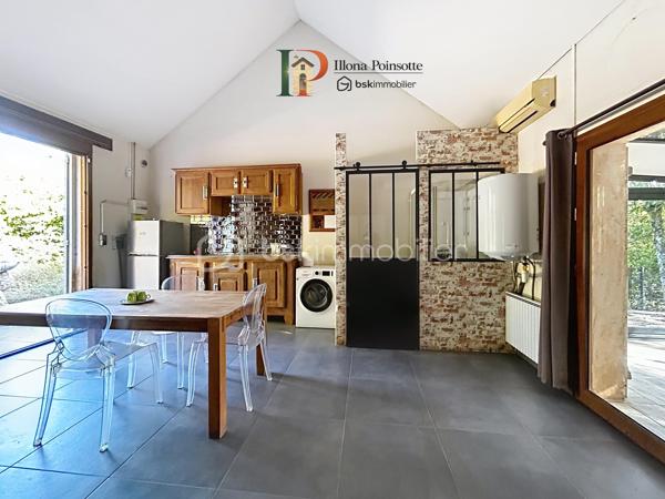 À seulement 5 minutes de Vermenton, découvrez cette maison d’environ 63 m² habitables qui ne ressemble pas aux autres, dans un cadre qui invite à ralentir et à se ressourcer grâce à une sensation de vie en pleine forêt, avec une atmosphère paisible et hors du temps.

La maison se compose d’une belle pièce de vie avec coin cuisine aménagée et espace salle d’eau avec WC, ainsi que d’une mezzanine d’environ 26 m² au sol. Elle dispose de trois vérandas, dont deux chauffées d’environ 15 m², qui offrent des espaces de vie supplémentaires permettant de profiter pleinement de cet environnement exceptionnel quelle que soit la saison.

À l’extérieur, le terrain d’environ 2 950 m², entièrement clos et largement arboré, prolonge cette impression de déconnexion et de tranquillité. La propriété dispose également de plusieurs cabanons/abris, offrant différentes possibilités selon les projets.

La maison est équipée de chauffages électriques avec la possibilité d’installer un poêle à bois pour chauffer l’ensemble du logement. Les menuiseries sont en bois double vitrage. L’assainissement est individuel. 

Un bien qui s’adresse à ceux qui recherchent un lieu différent, une résidence secondaire atypique, un pied-à-terre au vert ou encore un projet de location saisonnière.