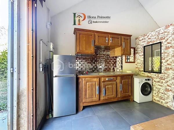 À seulement 5 minutes de Vermenton, découvrez cette maison d’environ 63 m² habitables qui ne ressemble pas aux autres, dans un cadre qui invite à ralentir et à se ressourcer grâce à une sensation de vie en pleine forêt, avec une atmosphère paisible et hors du temps.

La maison se compose d’une belle pièce de vie avec coin cuisine aménagée et espace salle d’eau avec WC, ainsi que d’une mezzanine d’environ 26 m² au sol. Elle dispose de trois vérandas, dont deux chauffées d’environ 15 m², qui offrent des espaces de vie supplémentaires permettant de profiter pleinement de cet environnement exceptionnel quelle que soit la saison.

À l’extérieur, le terrain d’environ 2 950 m², entièrement clos et largement arboré, prolonge cette impression de déconnexion et de tranquillité. La propriété dispose également de plusieurs cabanons/abris, offrant différentes possibilités selon les projets.

La maison est équipée de chauffages électriques avec la possibilité d’installer un poêle à bois pour chauffer l’ensemble du logement. Les menuiseries sont en bois double vitrage. L’assainissement est individuel. 

Un bien qui s’adresse à ceux qui recherchent un lieu différent, une résidence secondaire atypique, un pied-à-terre au vert ou encore un projet de location saisonnière.