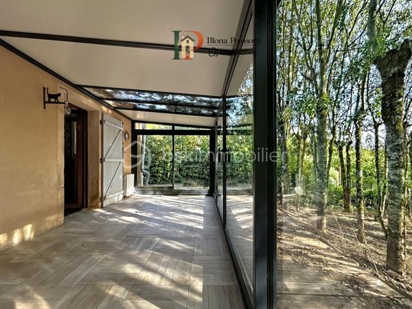 À seulement 5 minutes de Vermenton, découvrez cette maison d’environ 63 m² habitables qui ne ressemble pas aux autres, dans un cadre qui invite à ralentir et à se ressourcer grâce à une sensation de vie en pleine forêt, avec une atmosphère paisible et hors du temps.

La maison se compose d’une belle pièce de vie avec coin cuisine aménagée et espace salle d’eau avec WC, ainsi que d’une mezzanine d’environ 26 m² au sol. Elle dispose de trois vérandas, dont deux chauffées d’environ 15 m², qui offrent des espaces de vie supplémentaires permettant de profiter pleinement de cet environnement exceptionnel quelle que soit la saison.

À l’extérieur, le terrain d’environ 2 950 m², entièrement clos et largement arboré, prolonge cette impression de déconnexion et de tranquillité. La propriété dispose également de plusieurs cabanons/abris, offrant différentes possibilités selon les projets.

La maison est équipée de chauffages électriques avec la possibilité d’installer un poêle à bois pour chauffer l’ensemble du logement. Les menuiseries sont en bois double vitrage. L’assainissement est individuel. 

Un bien qui s’adresse à ceux qui recherchent un lieu différent, une résidence secondaire atypique, un pied-à-terre au vert ou encore un projet de location saisonnière.
