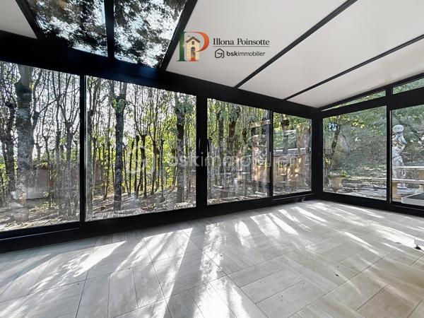 À seulement 5 minutes de Vermenton, découvrez cette maison d’environ 63 m² habitables qui ne ressemble pas aux autres, dans un cadre qui invite à ralentir et à se ressourcer grâce à une sensation de vie en pleine forêt, avec une atmosphère paisible et hors du temps.

La maison se compose d’une belle pièce de vie avec coin cuisine aménagée et espace salle d’eau avec WC, ainsi que d’une mezzanine d’environ 26 m² au sol. Elle dispose de trois vérandas, dont deux chauffées d’environ 15 m², qui offrent des espaces de vie supplémentaires permettant de profiter pleinement de cet environnement exceptionnel quelle que soit la saison.

À l’extérieur, le terrain d’environ 2 950 m², entièrement clos et largement arboré, prolonge cette impression de déconnexion et de tranquillité. La propriété dispose également de plusieurs cabanons/abris, offrant différentes possibilités selon les projets.

La maison est équipée de chauffages électriques avec la possibilité d’installer un poêle à bois pour chauffer l’ensemble du logement. Les menuiseries sont en bois double vitrage. L’assainissement est individuel. 

Un bien qui s’adresse à ceux qui recherchent un lieu différent, une résidence secondaire atypique, un pied-à-terre au vert ou encore un projet de location saisonnière.