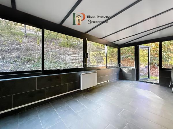 À seulement 5 minutes de Vermenton, découvrez cette maison d’environ 63 m² habitables qui ne ressemble pas aux autres, dans un cadre qui invite à ralentir et à se ressourcer grâce à une sensation de vie en pleine forêt, avec une atmosphère paisible et hors du temps.

La maison se compose d’une belle pièce de vie avec coin cuisine aménagée et espace salle d’eau avec WC, ainsi que d’une mezzanine d’environ 26 m² au sol. Elle dispose de trois vérandas, dont deux chauffées d’environ 15 m², qui offrent des espaces de vie supplémentaires permettant de profiter pleinement de cet environnement exceptionnel quelle que soit la saison.

À l’extérieur, le terrain d’environ 2 950 m², entièrement clos et largement arboré, prolonge cette impression de déconnexion et de tranquillité. La propriété dispose également de plusieurs cabanons/abris, offrant différentes possibilités selon les projets.

La maison est équipée de chauffages électriques avec la possibilité d’installer un poêle à bois pour chauffer l’ensemble du logement. Les menuiseries sont en bois double vitrage. L’assainissement est individuel. 

Un bien qui s’adresse à ceux qui recherchent un lieu différent, une résidence secondaire atypique, un pied-à-terre au vert ou encore un projet de location saisonnière.