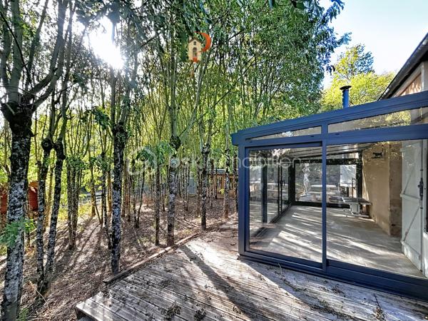 À seulement 5 minutes de Vermenton, découvrez cette maison d’environ 63 m² habitables qui ne ressemble pas aux autres, dans un cadre qui invite à ralentir et à se ressourcer grâce à une sensation de vie en pleine forêt, avec une atmosphère paisible et hors du temps.

La maison se compose d’une belle pièce de vie avec coin cuisine aménagée et espace salle d’eau avec WC, ainsi que d’une mezzanine d’environ 26 m² au sol. Elle dispose de trois vérandas, dont deux chauffées d’environ 15 m², qui offrent des espaces de vie supplémentaires permettant de profiter pleinement de cet environnement exceptionnel quelle que soit la saison.

À l’extérieur, le terrain d’environ 2 950 m², entièrement clos et largement arboré, prolonge cette impression de déconnexion et de tranquillité. La propriété dispose également de plusieurs cabanons/abris, offrant différentes possibilités selon les projets.

La maison est équipée de chauffages électriques avec la possibilité d’installer un poêle à bois pour chauffer l’ensemble du logement. Les menuiseries sont en bois double vitrage. L’assainissement est individuel. 

Un bien qui s’adresse à ceux qui recherchent un lieu différent, une résidence secondaire atypique, un pied-à-terre au vert ou encore un projet de location saisonnière.