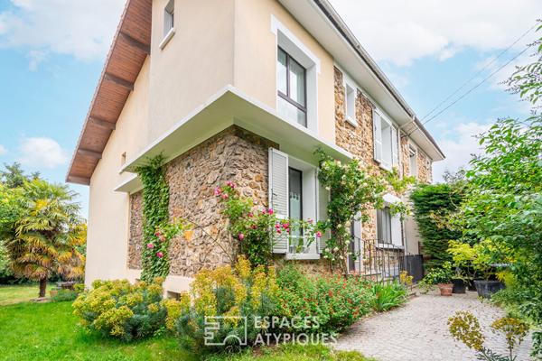 Maison meulière contemporaine avec jardin bucolique