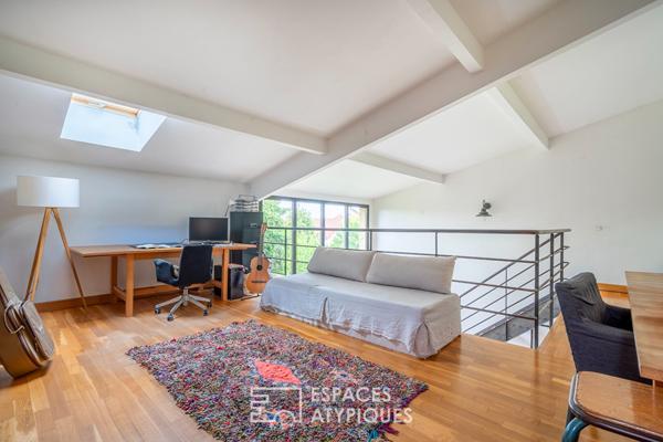 Maison meulière contemporaine avec jardin bucolique