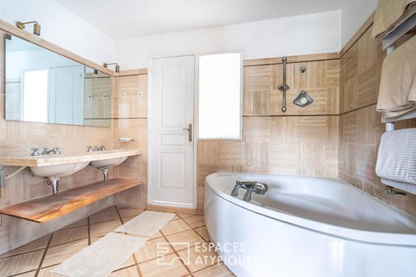 Maison meulière contemporaine avec jardin bucolique