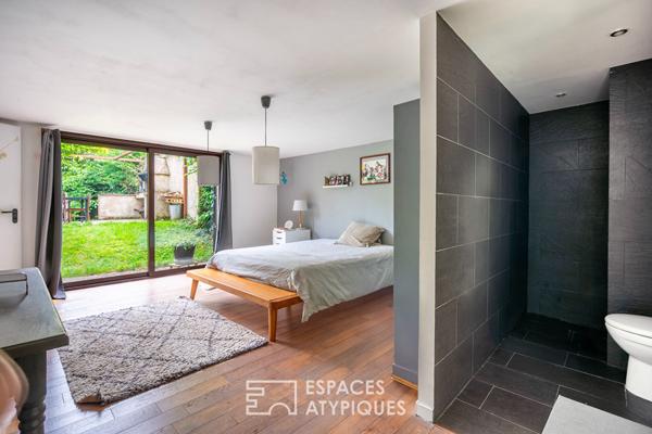 Maison meulière contemporaine avec jardin bucolique