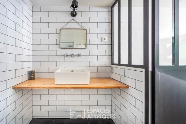 Maison meulière contemporaine avec jardin bucolique