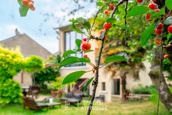 Maison meulière contemporaine avec jardin bucolique