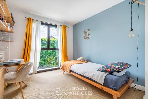 Maison meulière contemporaine avec jardin bucolique