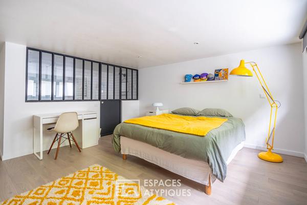 Maison meulière contemporaine avec jardin bucolique