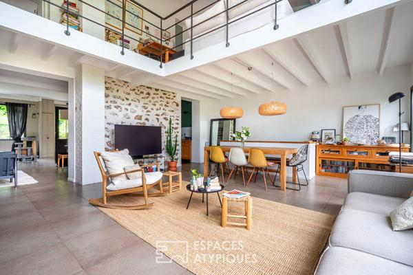 Maison meulière contemporaine avec jardin bucolique