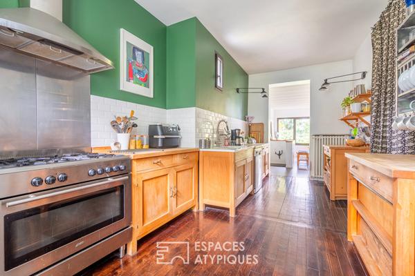 Maison meulière contemporaine avec jardin bucolique