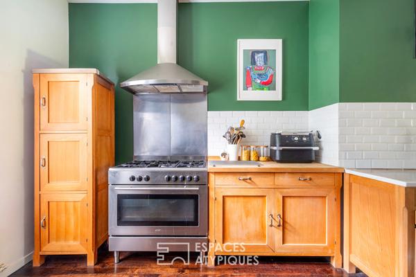 Maison meulière contemporaine avec jardin bucolique