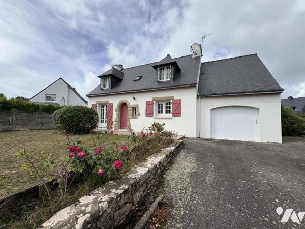 Maison d'habitation construite sur deux niveaux et comprenant 3 chambres , garage et terrain clos