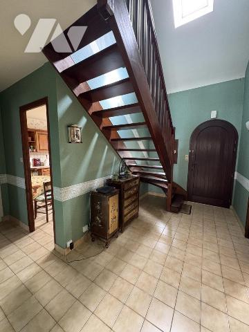 Maison d'habitation construite sur deux niveaux et comprenant 3 chambres , garage et terrain clos