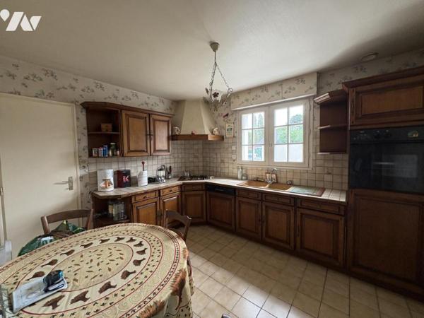 Maison d'habitation construite sur deux niveaux et comprenant 3 chambres , garage et terrain clos