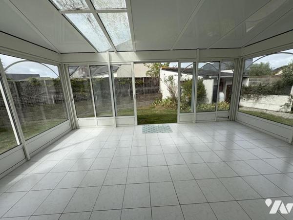 Maison d'habitation construite sur deux niveaux et comprenant 3 chambres , garage et terrain clos