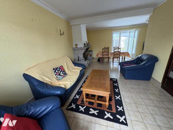 Maison d'habitation construite sur deux niveaux et comprenant 3 chambres , garage et terrain clos