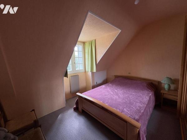 Maison d'habitation construite sur deux niveaux et comprenant 3 chambres , garage et terrain clos