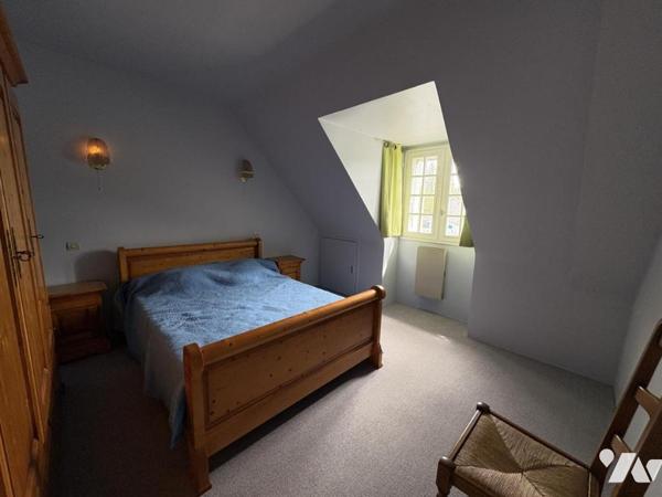 Maison d'habitation construite sur deux niveaux et comprenant 3 chambres , garage et terrain clos