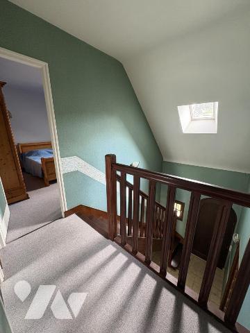 Maison d'habitation construite sur deux niveaux et comprenant 3 chambres , garage et terrain clos