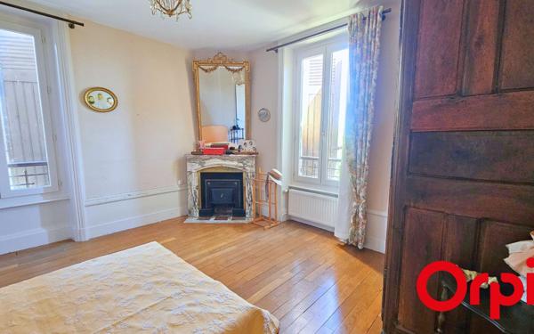 Maison à vendre    7 pièces •  Saint-Genis-Laval