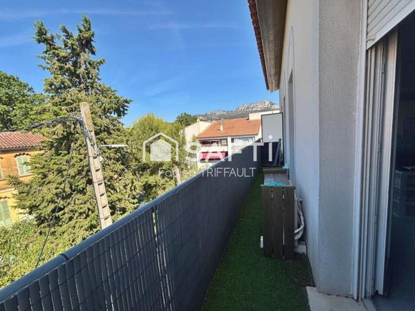 T2 avec grand balocn dans résidence récente