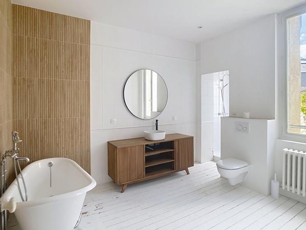 A VENDRE À proximité immédiate de la gare SNCF d'Angers, sur la place Lafayette, Maison ancienne type angevine, environ 130m² au sol, 4 chambres plus un bureau en rez-de-chaussée,cour intérieure avec un abris, cave.